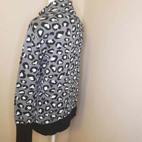 NWOT Rachel Zoe Grey Leopard Print Cardigan Sweater Size Medium - Picture 8 of 11